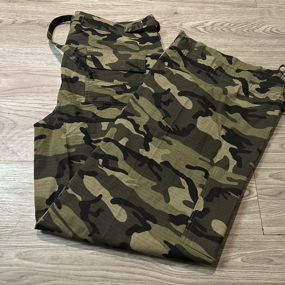 Women’s baggy camo pants size XL zoey Beth